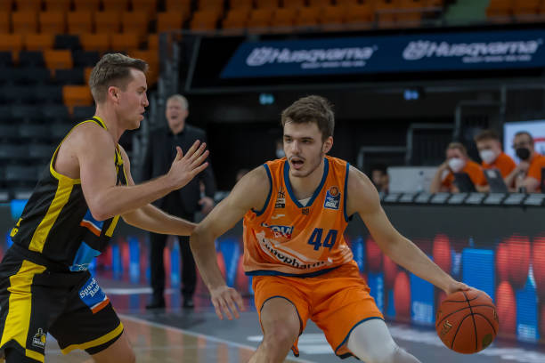 也拓宽了她 也拓宽了她