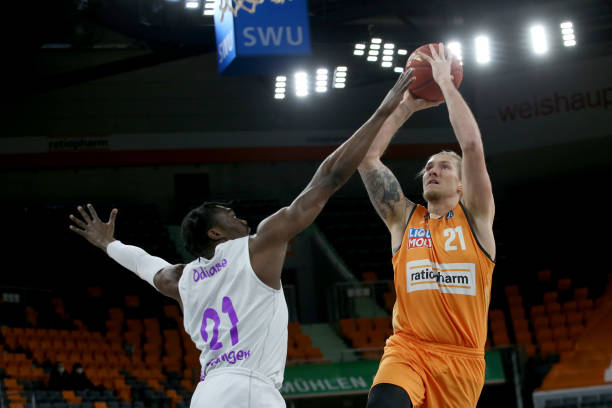 而新疆队的 而新疆队的